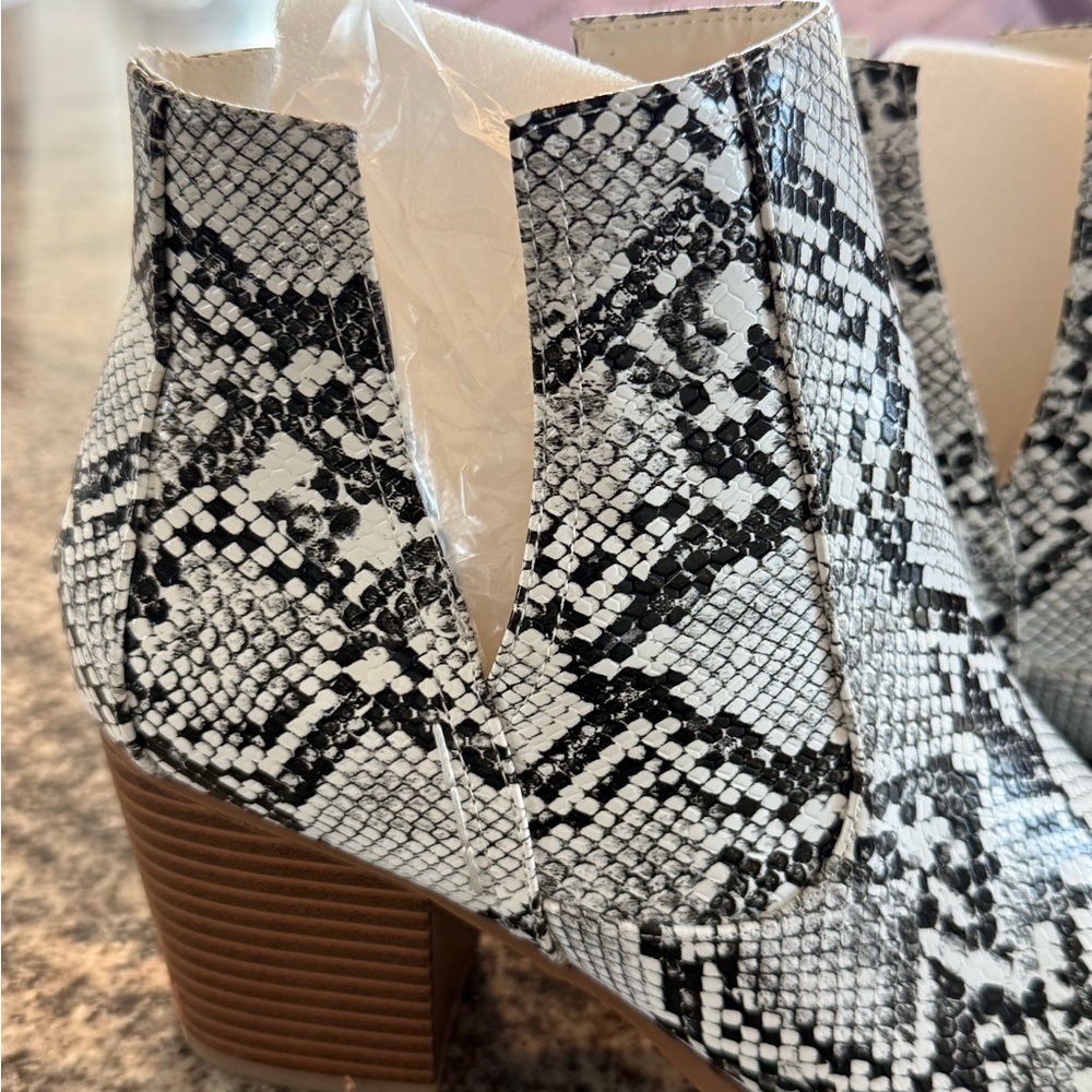 Snakeskin Ankle Boots pointed toe with a chunky stacked heel. Sz 10 - Picture 6 of 9